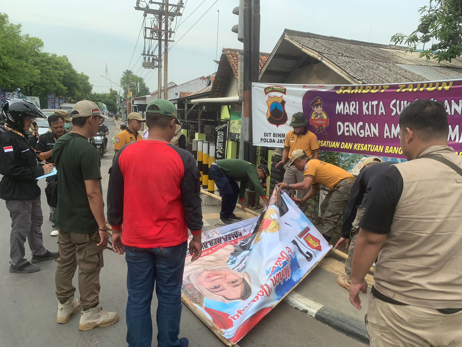 Bersama Tim Gabungan, Bawaslu Batang Tertibkan APK yang Melanggar