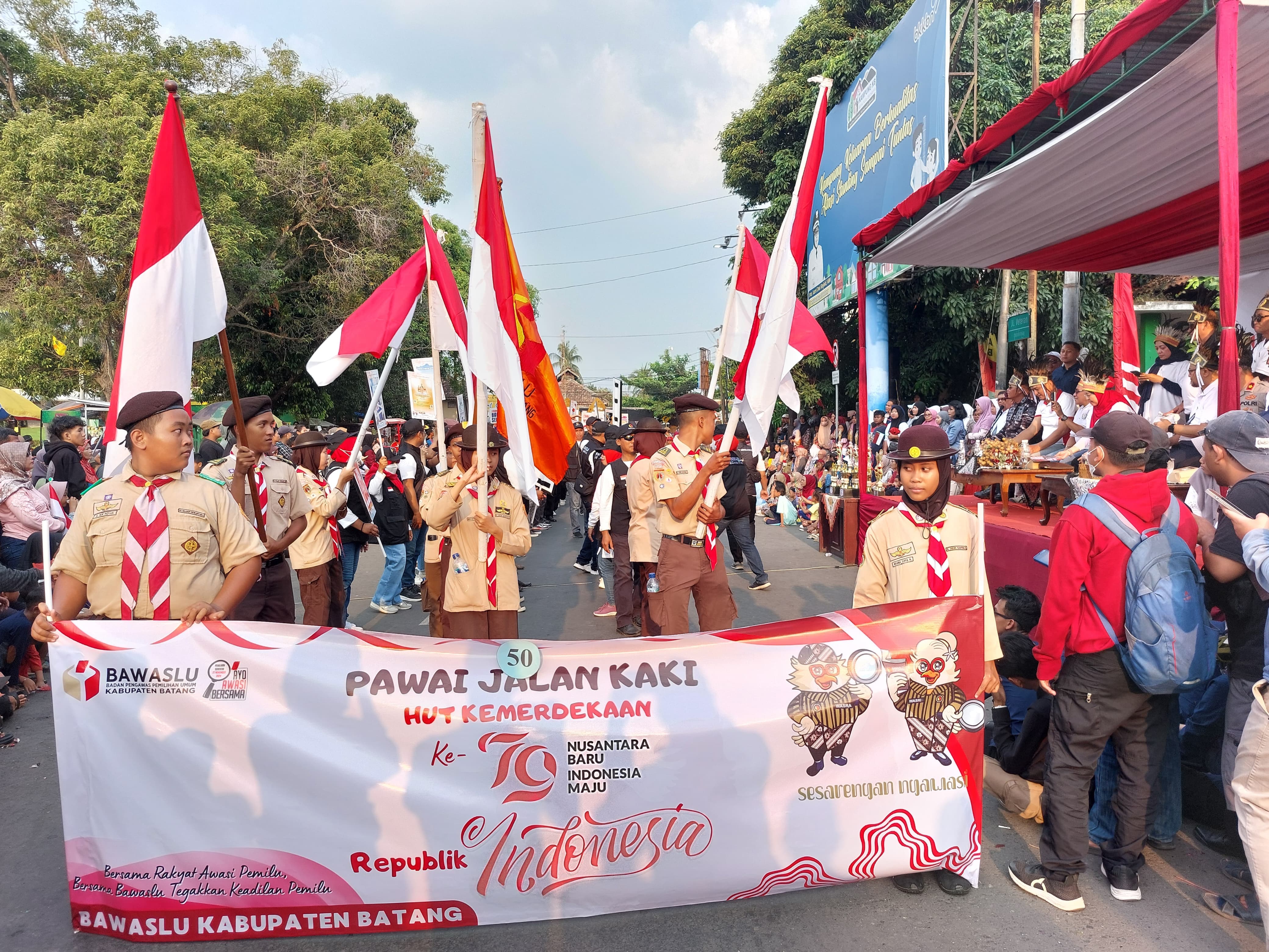 Berikan Edukasi, Bawaslu Batang Sebar Ribuan Brosur Ayo Awasi Bersama Pemilihan Serentak 2024