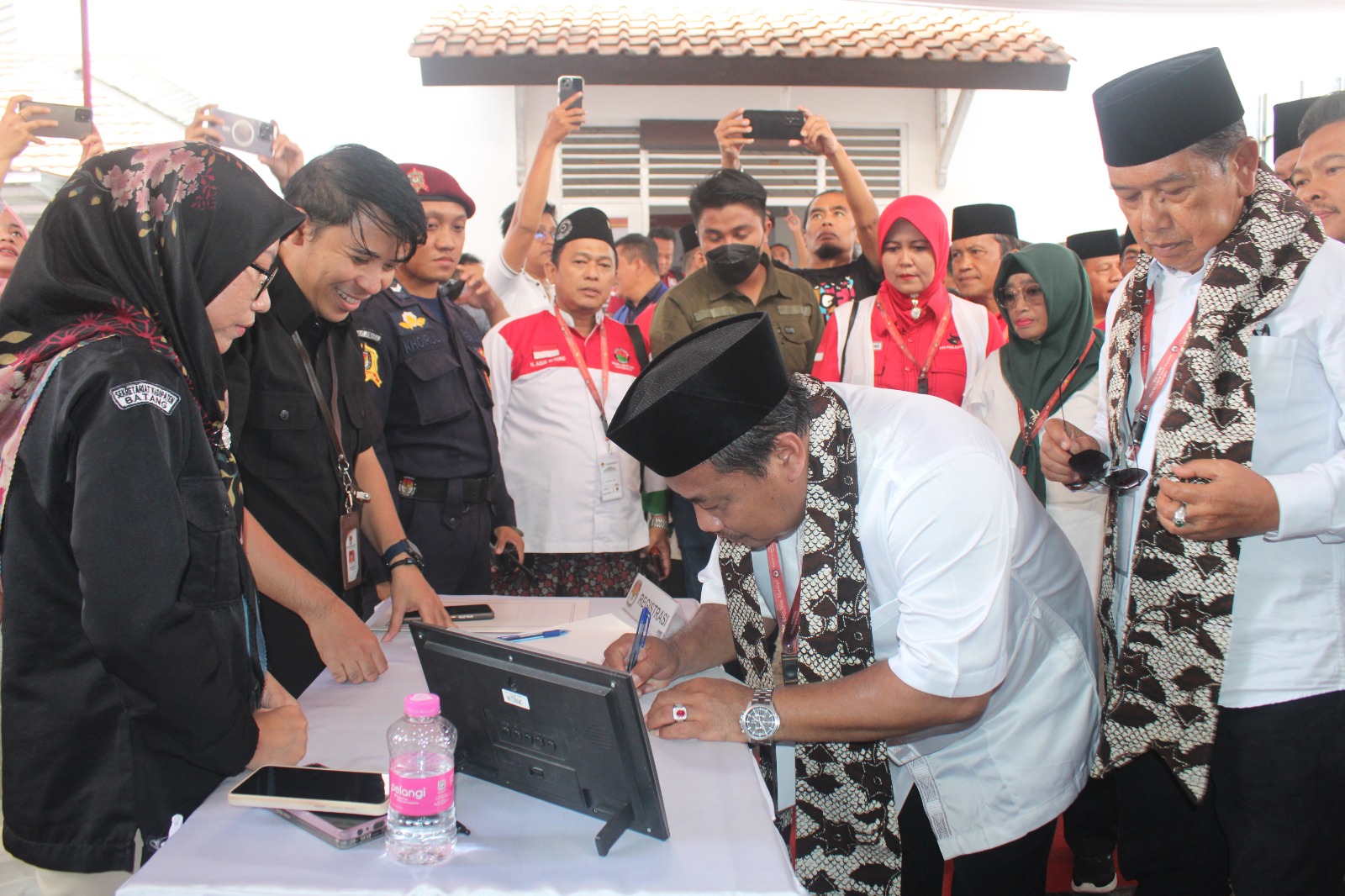 Hari Kedua, Satu Bapaslon Serahkan Berkas Pendaftaran Pilbup Batang, Bawaslu Batang Awasi Secara Melekat