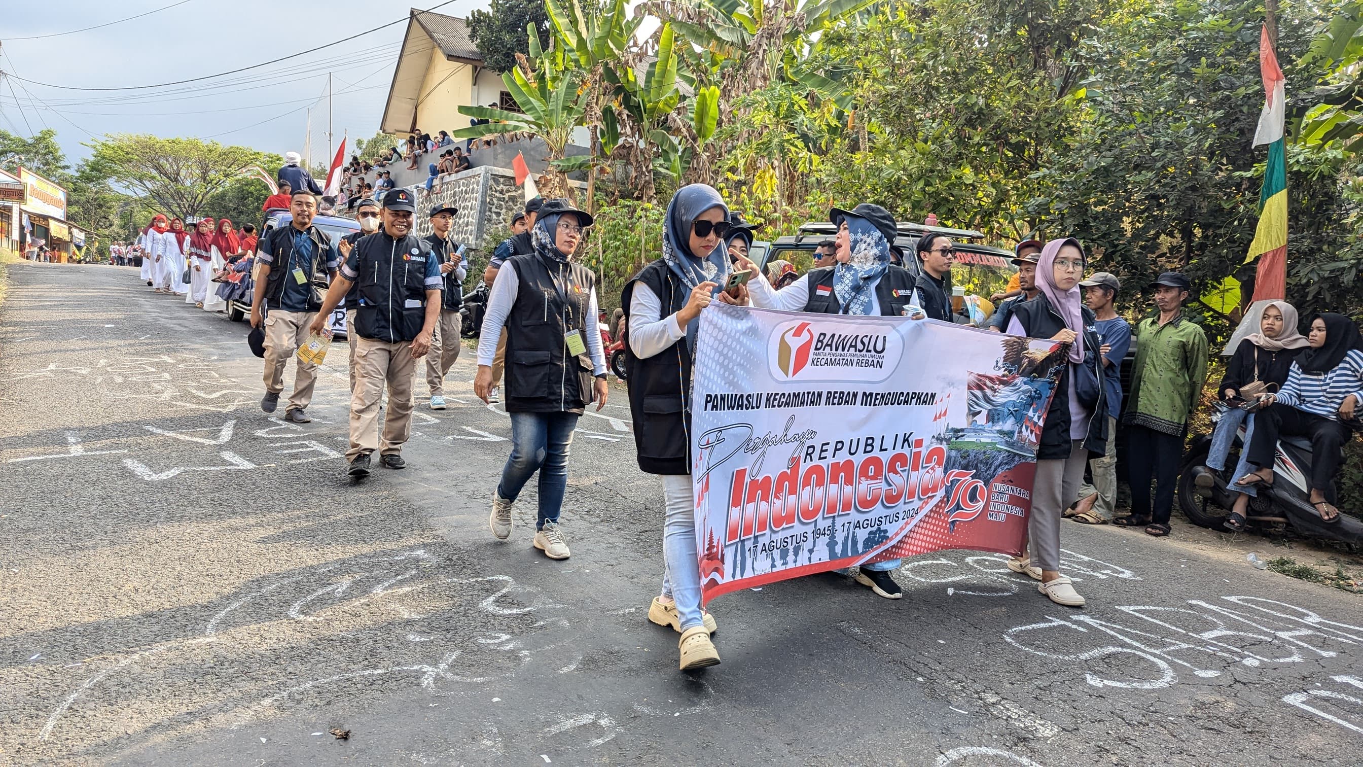 Panwaslucam Reban Berikan Edukasi Pengawasan Partisipatif lewat Karnaval Desa Sukomangli