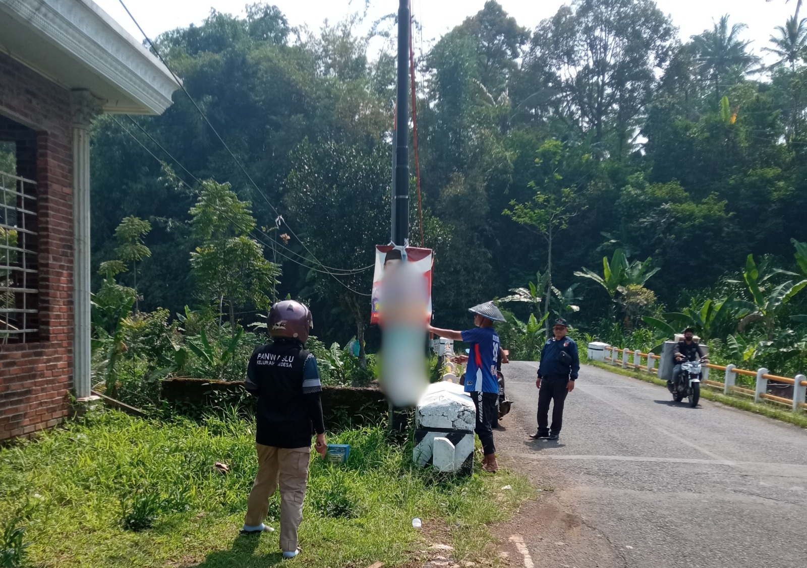 Panwaslu Kecamatan Reban Penertiban Alat Peraga Kampanye Melanggar 