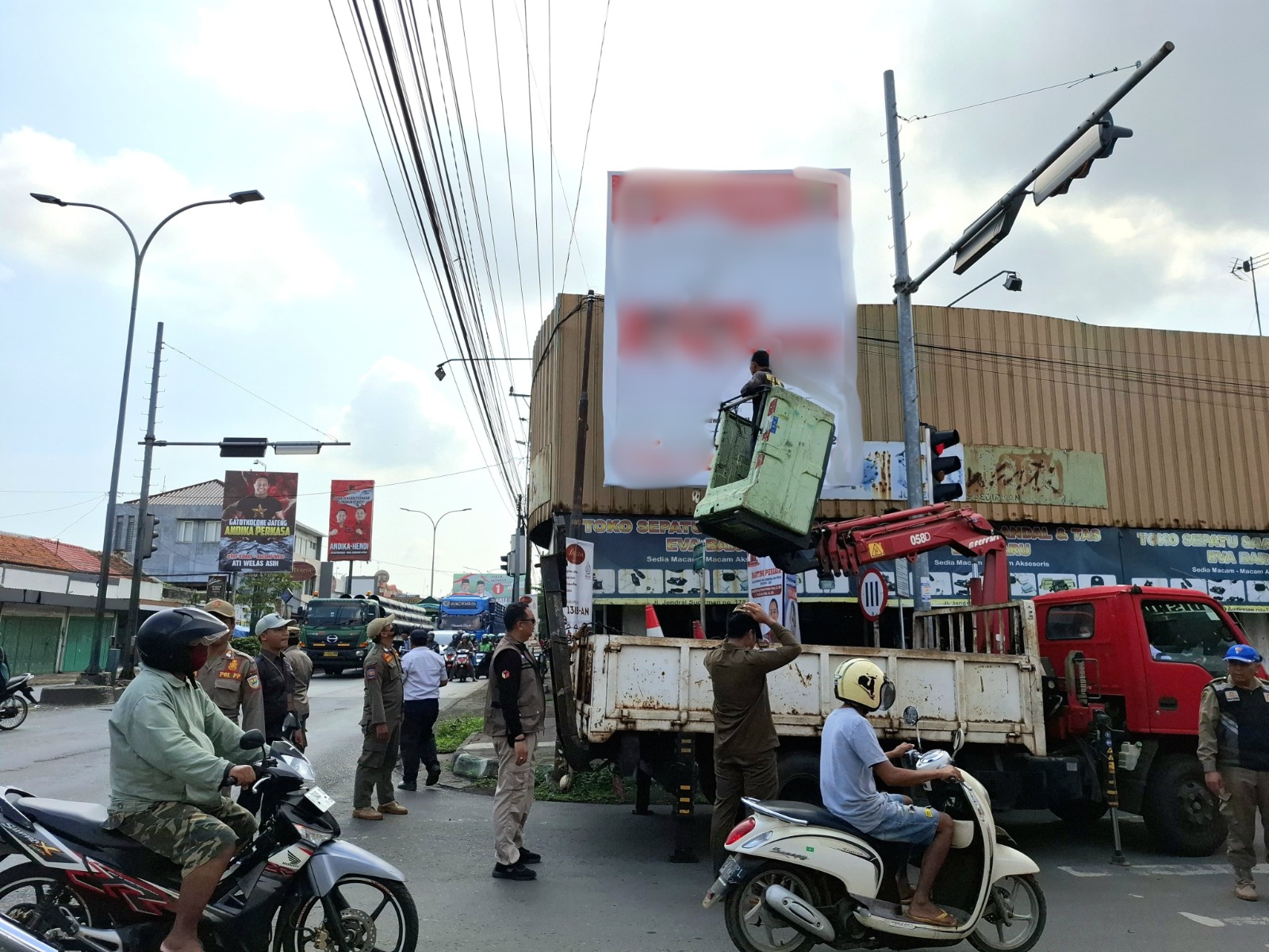 Kembali, Bersama Tim Gabungan, Bawaslu Batang Tertibkan APK Melanggar