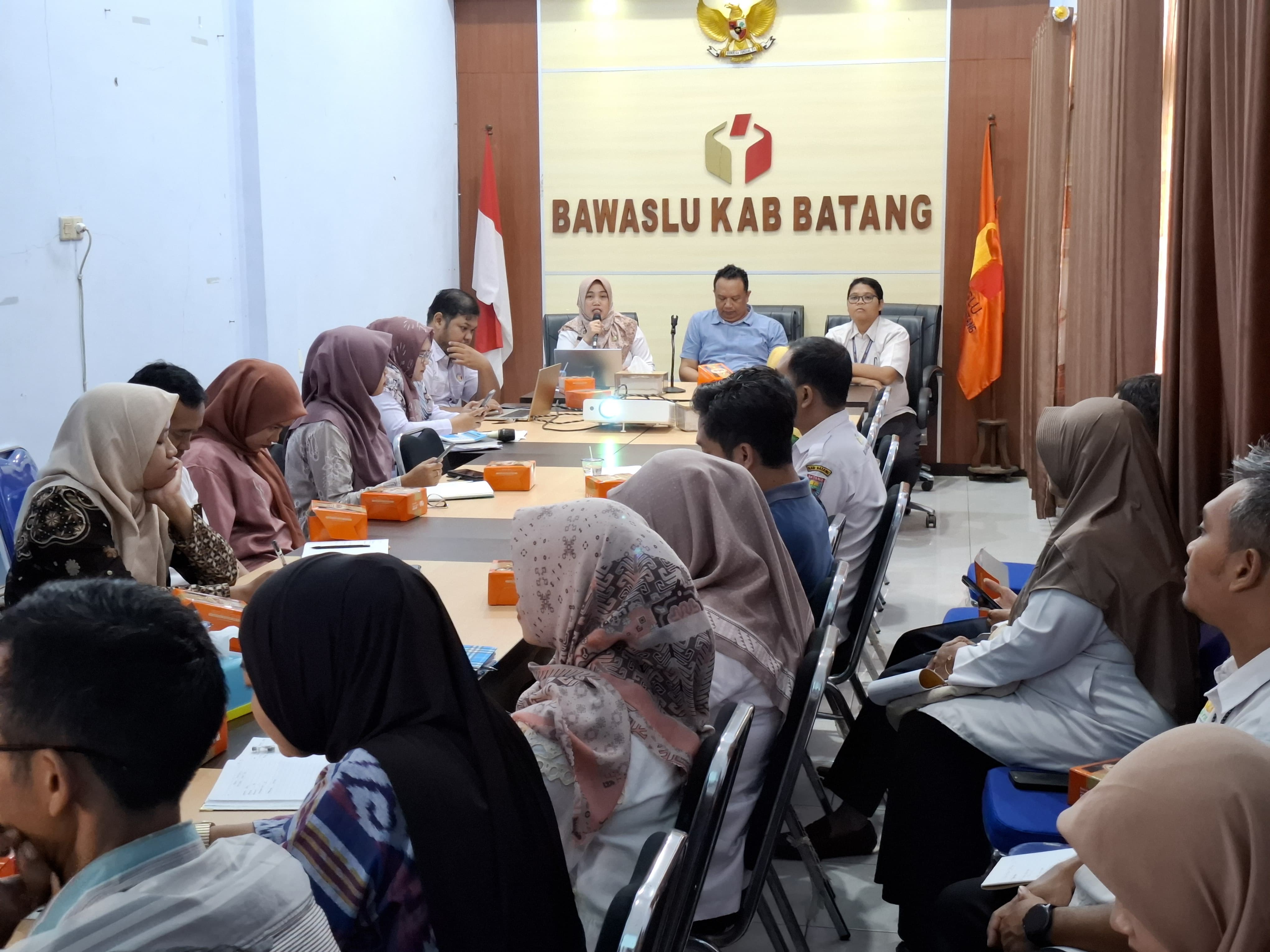 Jelang Akhir Masa Jabatan Panwascam, Bawaslu Batang Gelar Rakor Evaluasi Bersama Sekretariat Panwascam Se- Kabupaten Batang 