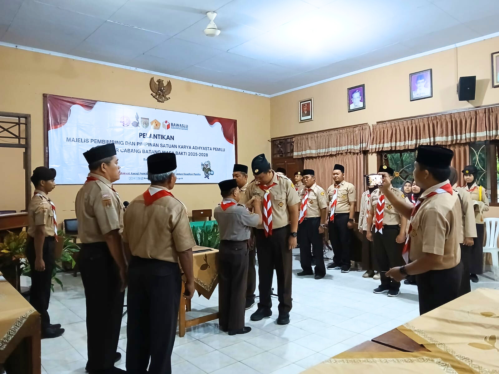 Mabi dan Pin Saka Adhyasta Pemilu Kwarcab Batang Masa Bakti 2025-2028 Resmi Dilantik