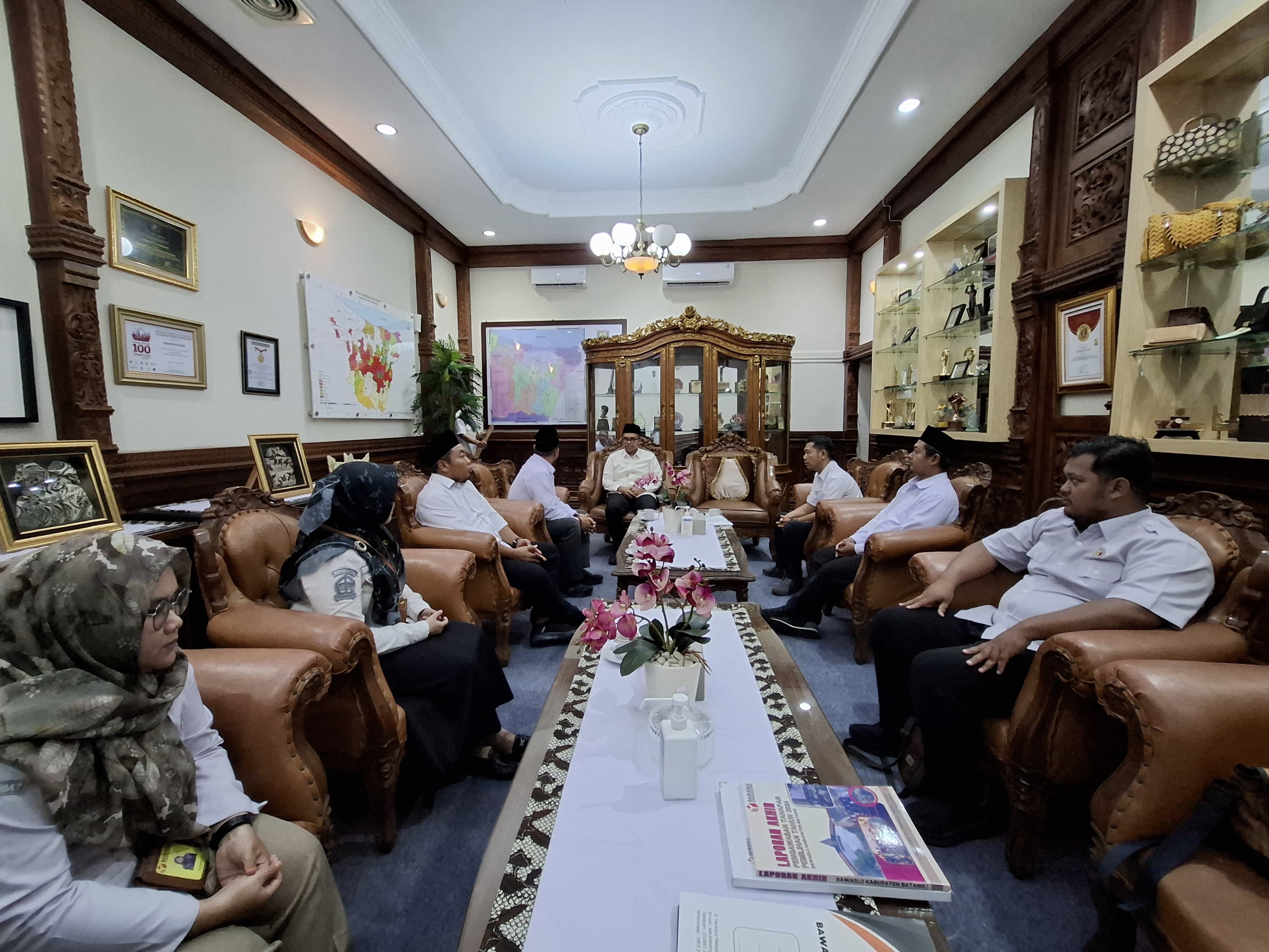 Perkuat Sinergi Pengawasan Pemilu, Bawaslu Batang Audiensi Dengan Bupati Batang