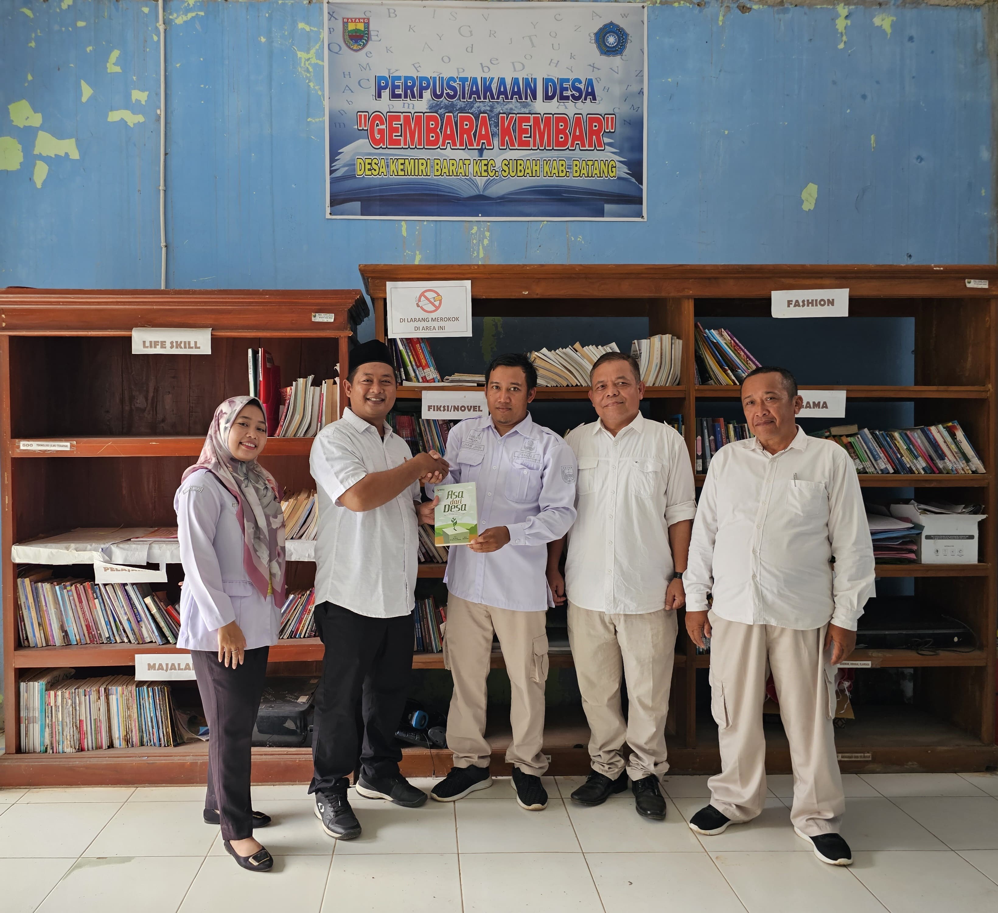 Tambah Literasi Demokrasi, Bawaslu Batang Serahkan Buku “Asa Dari Desa” untuk Perpus Gembara Kembar