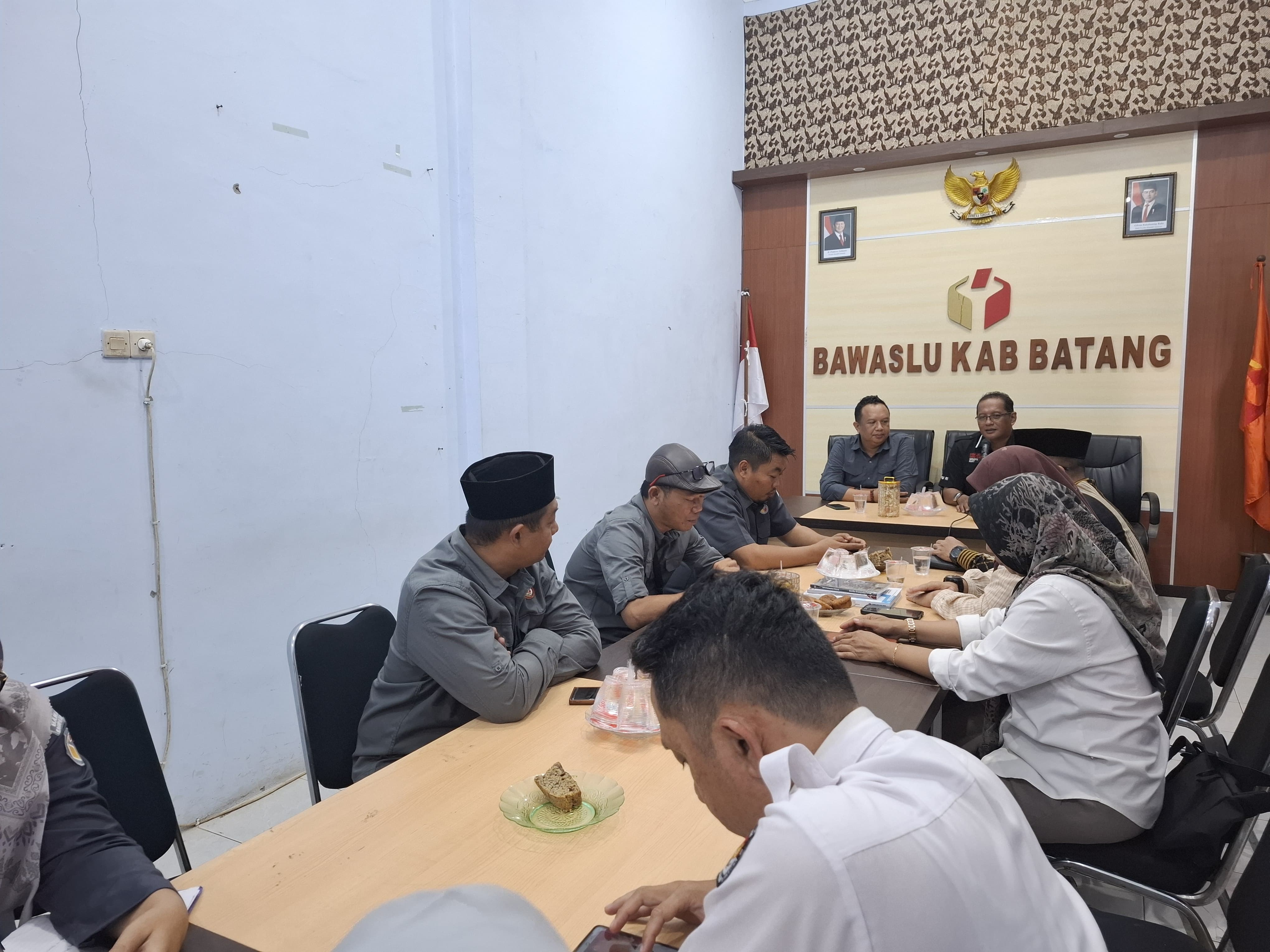 Bawaslu Kabupaten Batang dan KPU Jalin Kerjasama Sosialisasi kepemiluan lewat Program Podcast dan Sosialisasi ke Pelajar