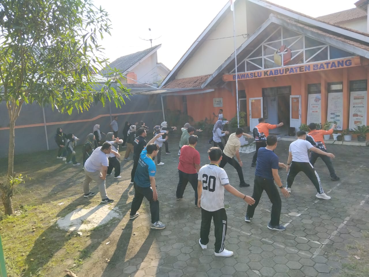 Bawaslu Kabupaten Batang Gelar Olahraga Pagi dan Aksi Bersih-Bersih Kantor