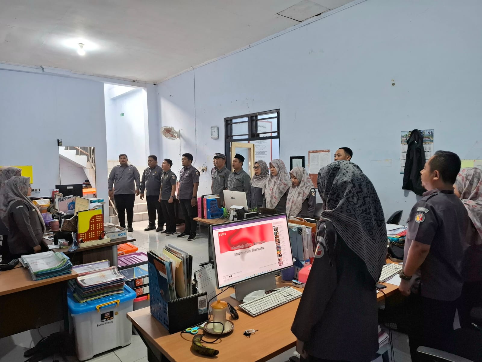 10.00 WIB, Indonesia Raya dan Mars Bawaslu Berkumandang di Bawaslu Batang