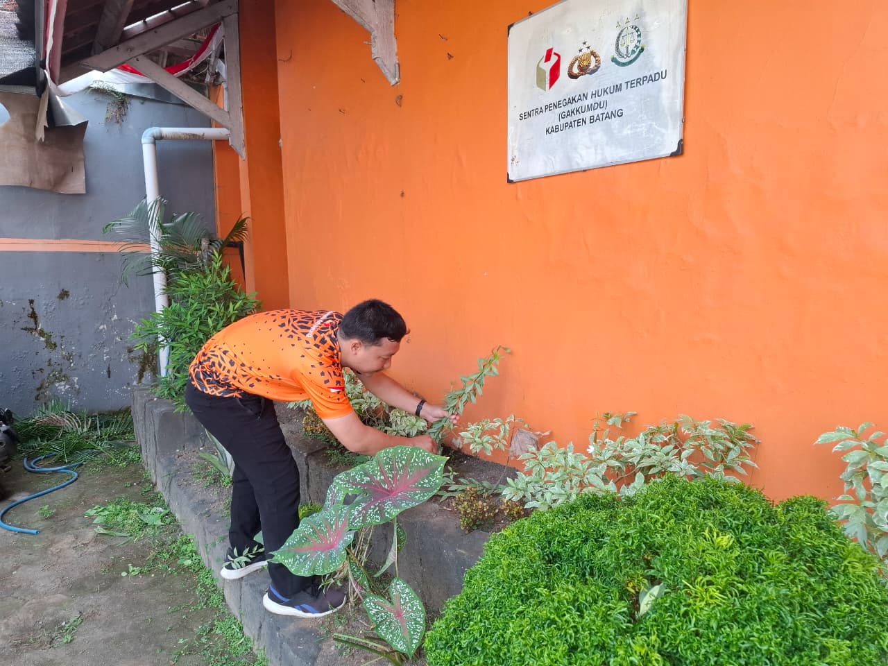 Bawaslu Batang Jalankan Program Jumat Berlian: Wujudkan Integritas, Kepedulian, dan Lingkungan Sehat