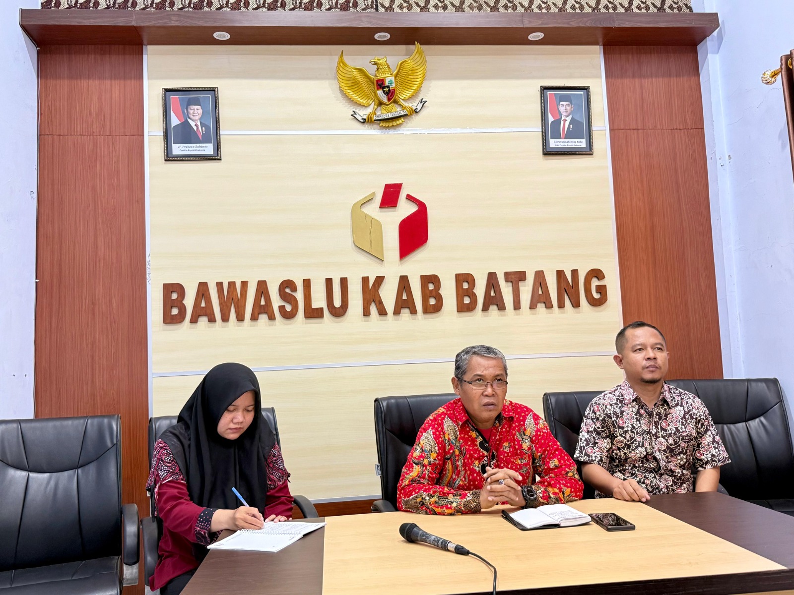 Menguatkan Literasi, Bawaslu Batang Ikuti Zoom Meeting "Pengawas Penulis"