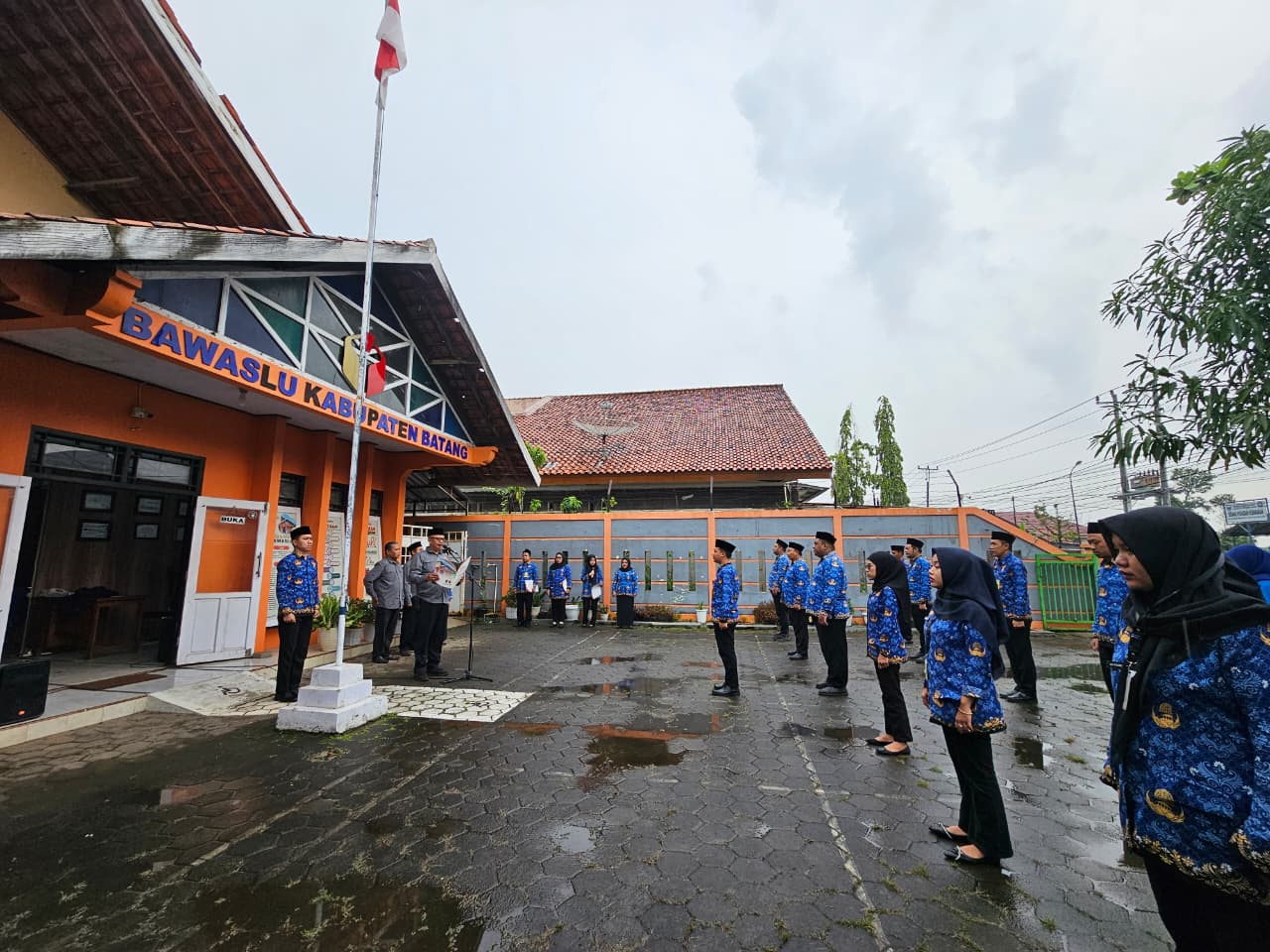 Bawaslu Batang Peringati Sumpah Pemuda Ditengah Rintik Hujan