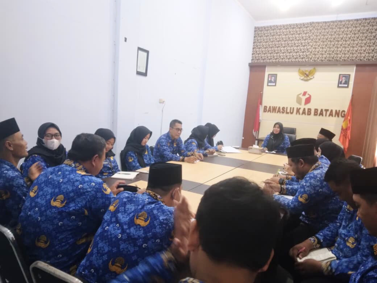 Bawaslu Batang Perkuat Soliditas Melalui Staff Meeting
