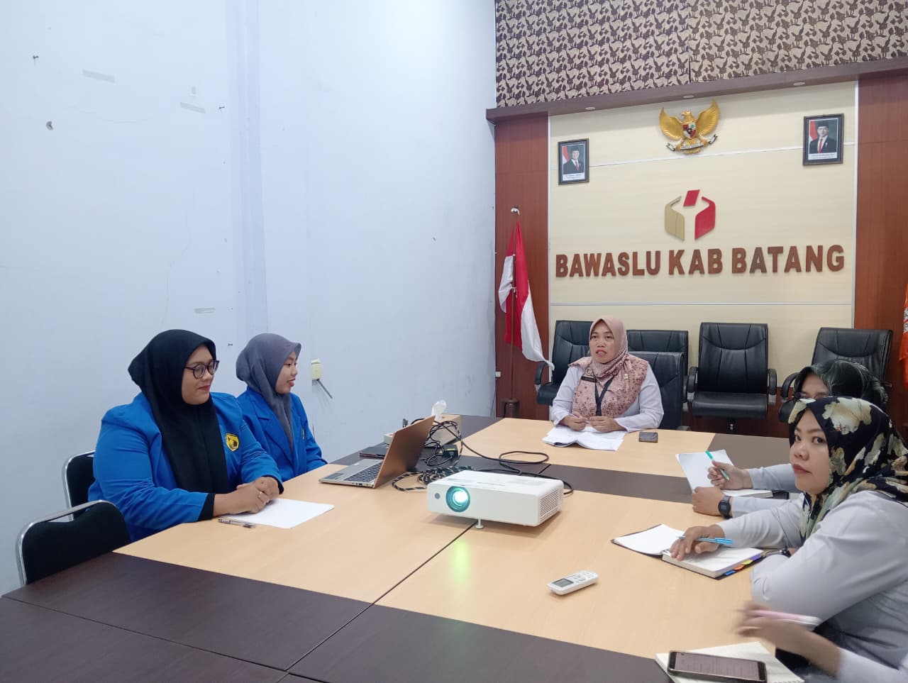 Bawaslu Batang Gelar Evaluasi untuk Mahasiswa Magang Mandiri