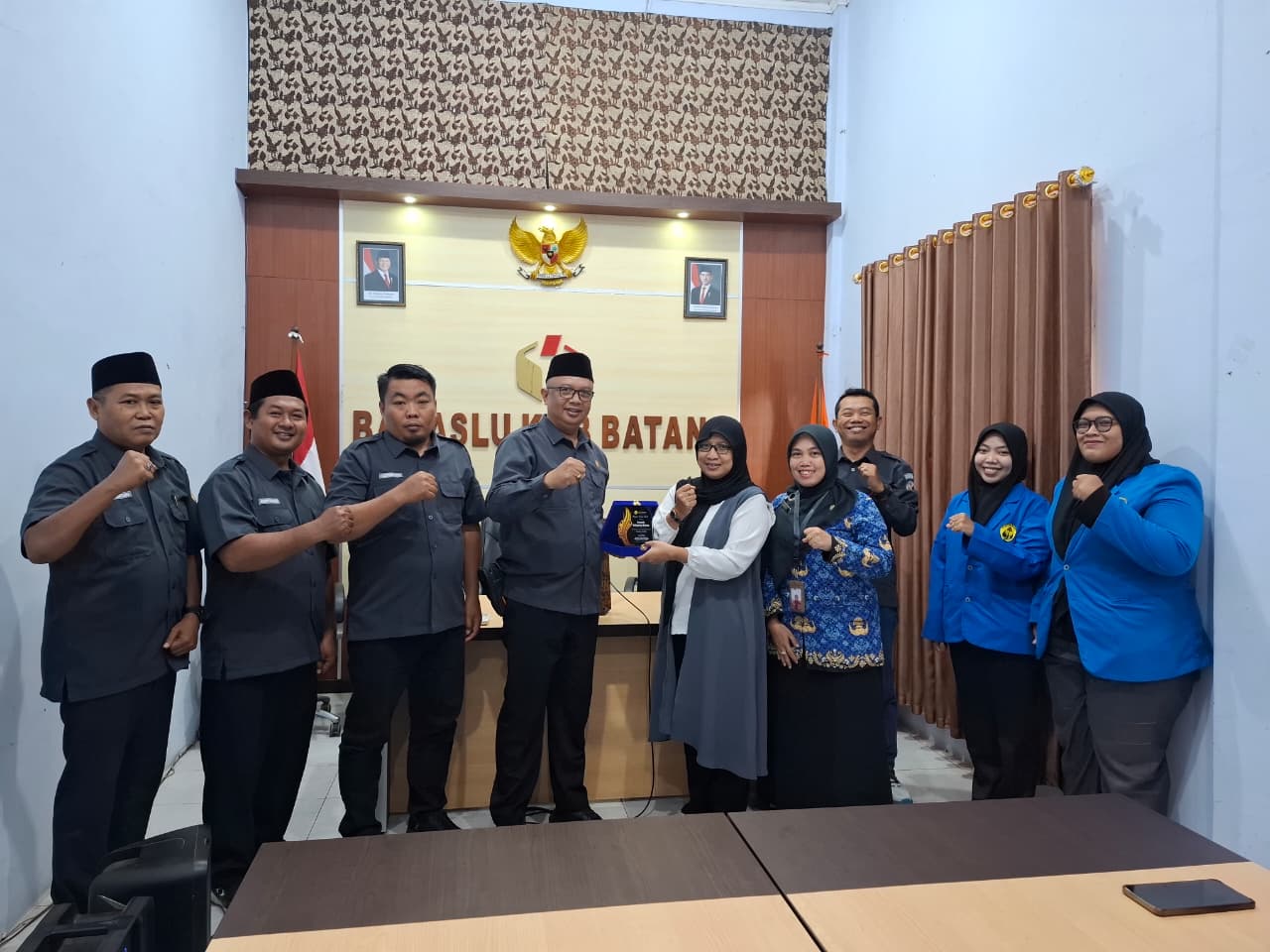 Bawaslu Batang Lepas Dua Mahasiswa Magang Universitas Pekalongan