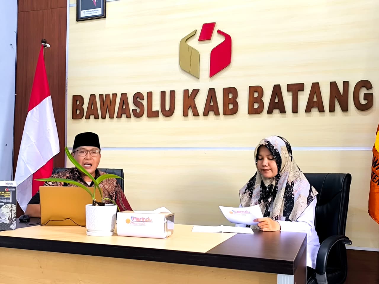 Podcast Merindu–Mencinta Bahas Penyelesaian Sengketa Antar Peserta Pemilu di Bawaslu Batang