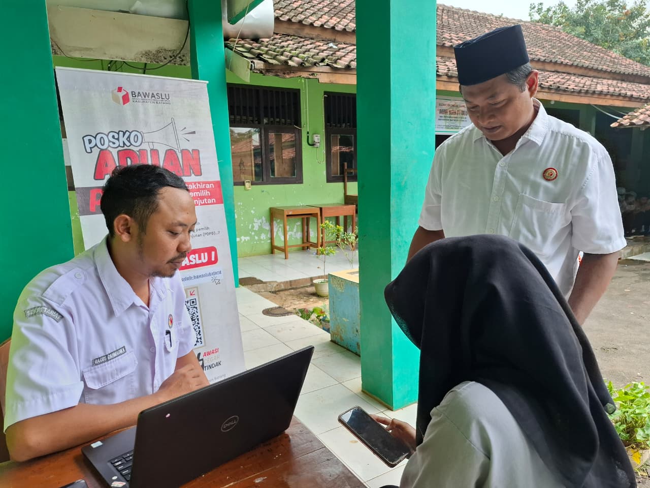 Bawaslu Batang Buka Posko Aduan PDPB dalam Kegiatan Bawaslu Mengajar di SMK NU Tulis Batang