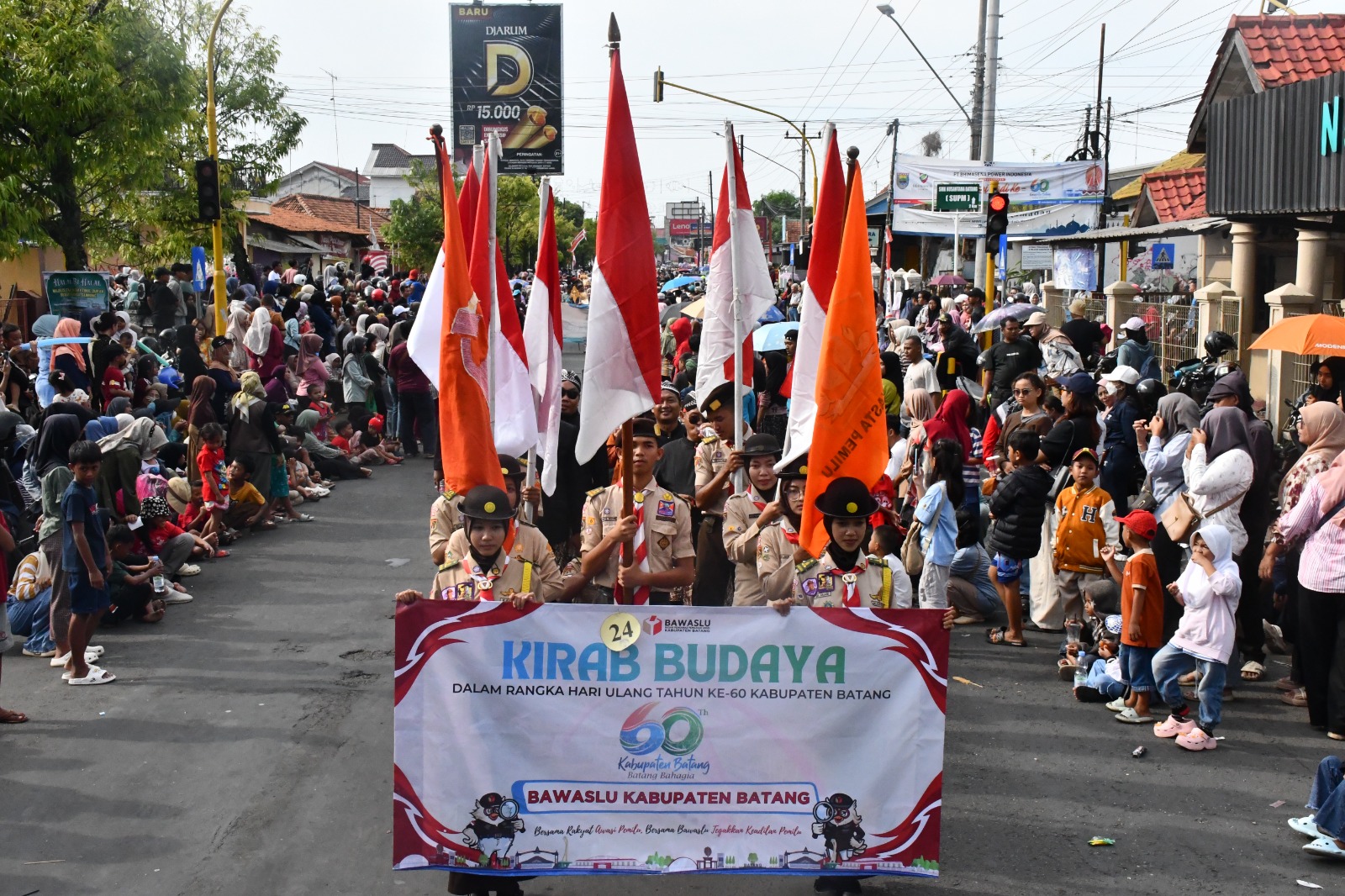 Berpakaian Adat, Squad Bawaslu Batang Meriahkan Kirab HUT Batang