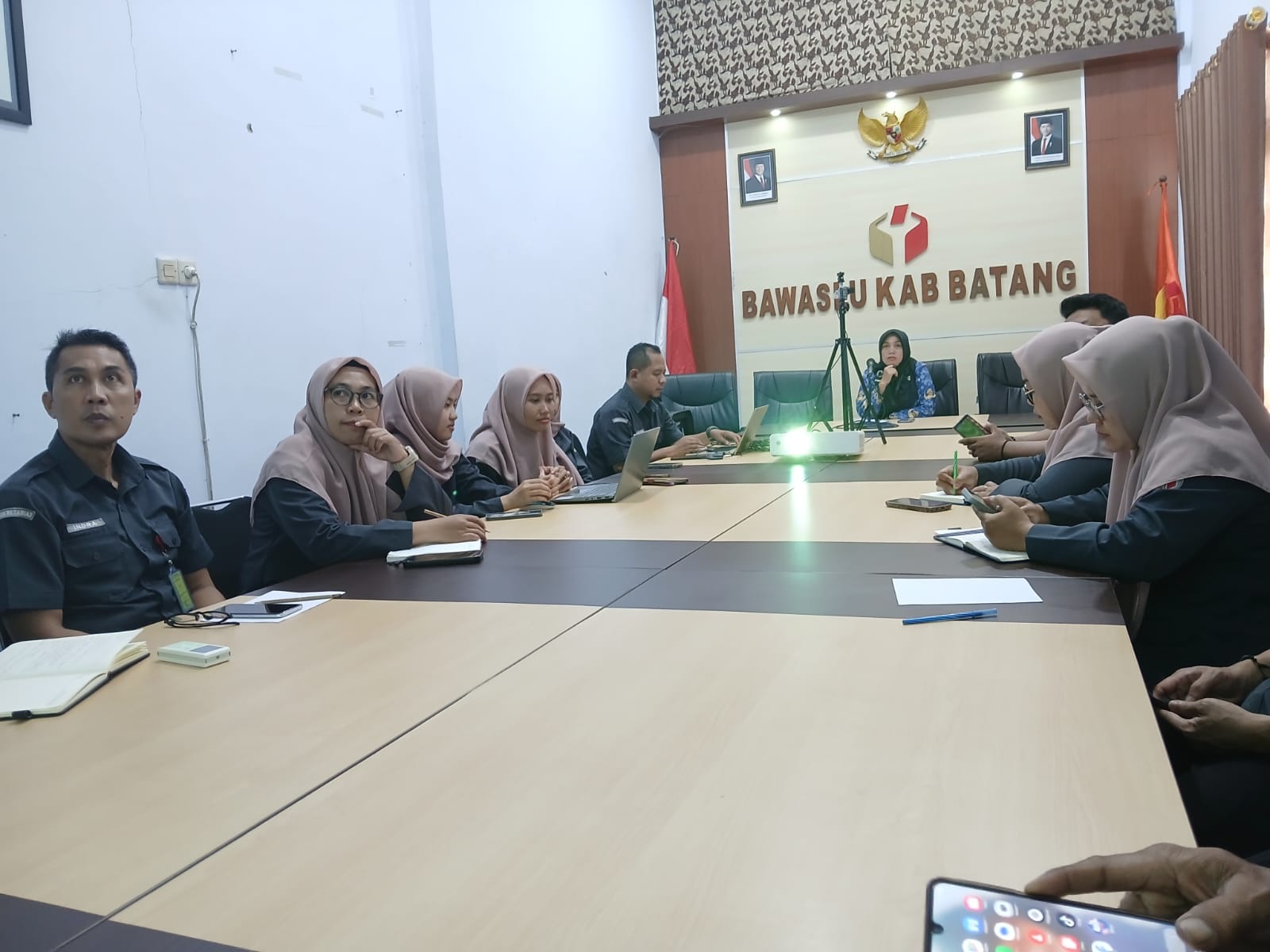 Bawaslu Batang Ikuti Rapat Rutin Sekretariat Bawaslu, Perkuat Evaluasi dan Kinerja Pengawasan