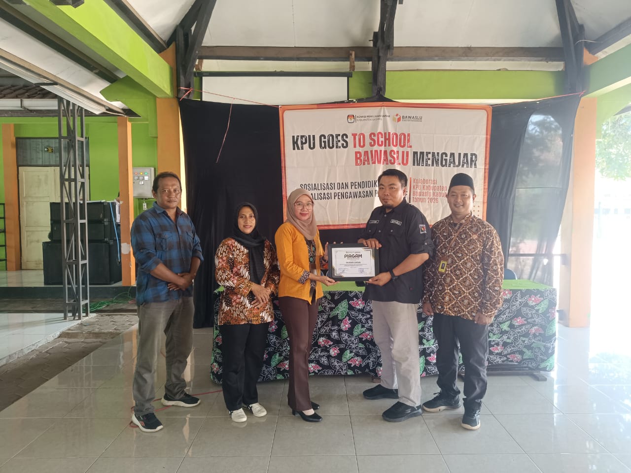 Bawaslu dan KPU Batang Edukasi Pelajar SMAN 2 Batang tentang Demokrasi dan Pemilu