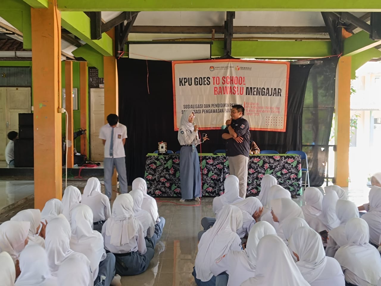 Bawaslu Mengajar di SMK Negeri 2 Batang, Sosialisasikan Pengawasan PDPB dan Buka Posko Aduan Data Pemilih