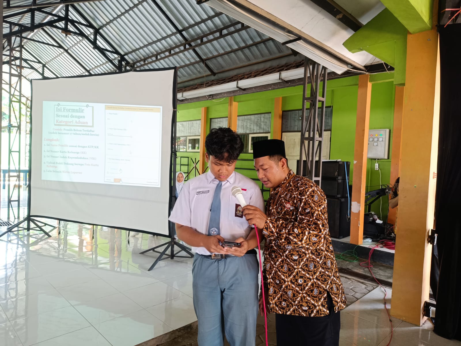 Pastikan Hak Suara Pelajar, Bawaslu Batang Edukasi Pemutakhiran Data Pemilih di SMAN 2 Batang