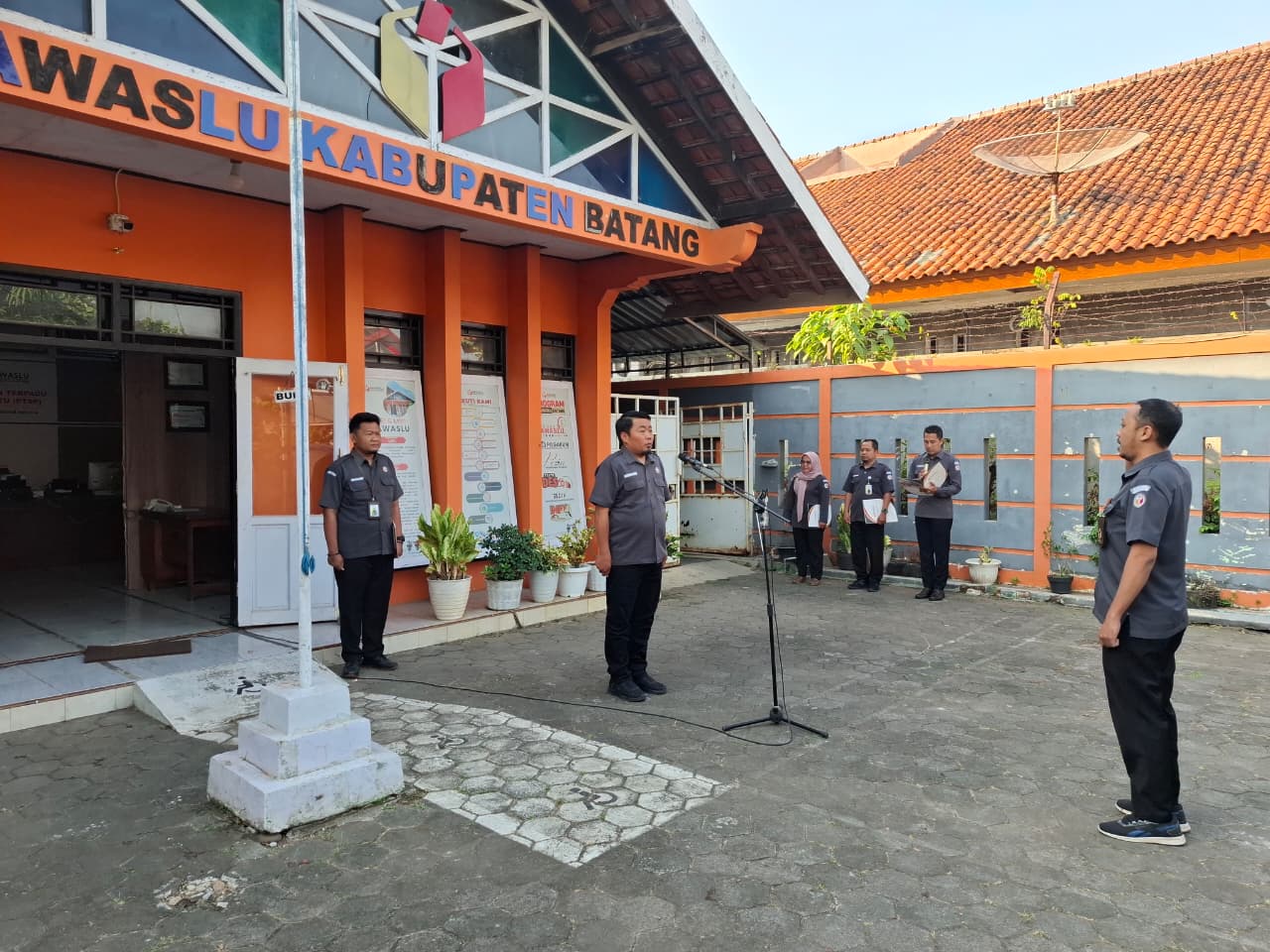 Bawaslu Batang Ajak Pegawai Perkuat Solidaritas dan Semangat Kerja Melalui Apel Senin Pagi