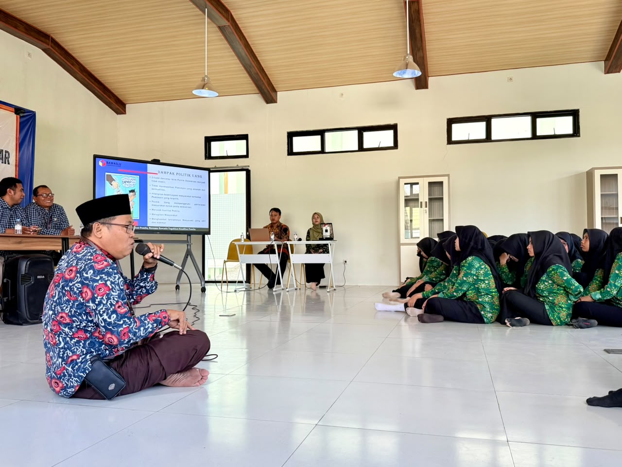 Bawaslu Kabupaten Batang Tanamkan Pendidikan Demokrasi kepada Pelajar melalui Program Bawaslu Mengajar di SMK Darussalam Subah