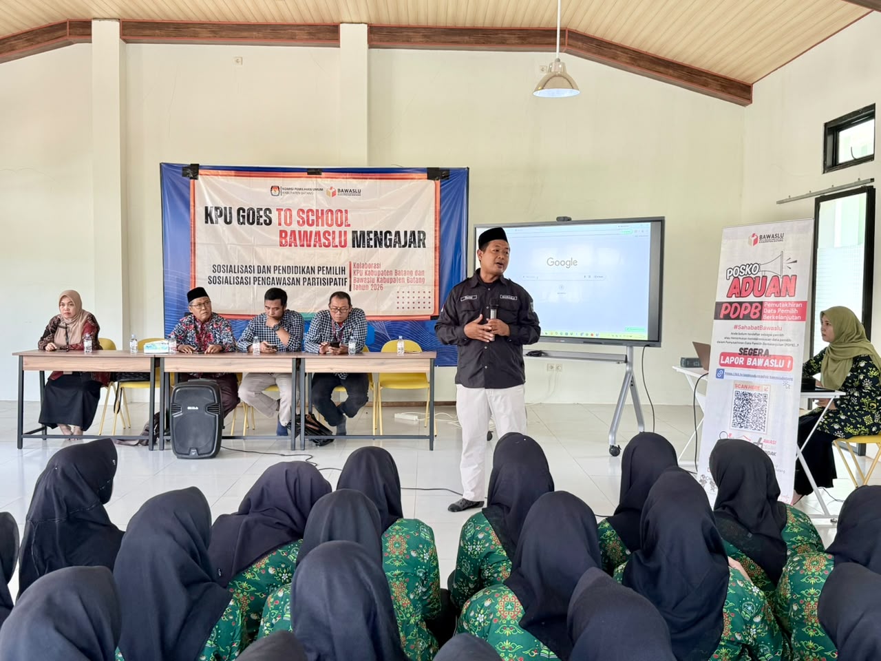 Bawaslu Kabupaten Batang Sosialisasikan Posko Aduan Masyarakat PDPB kepada Pelajar SMK Baitussalam Subah