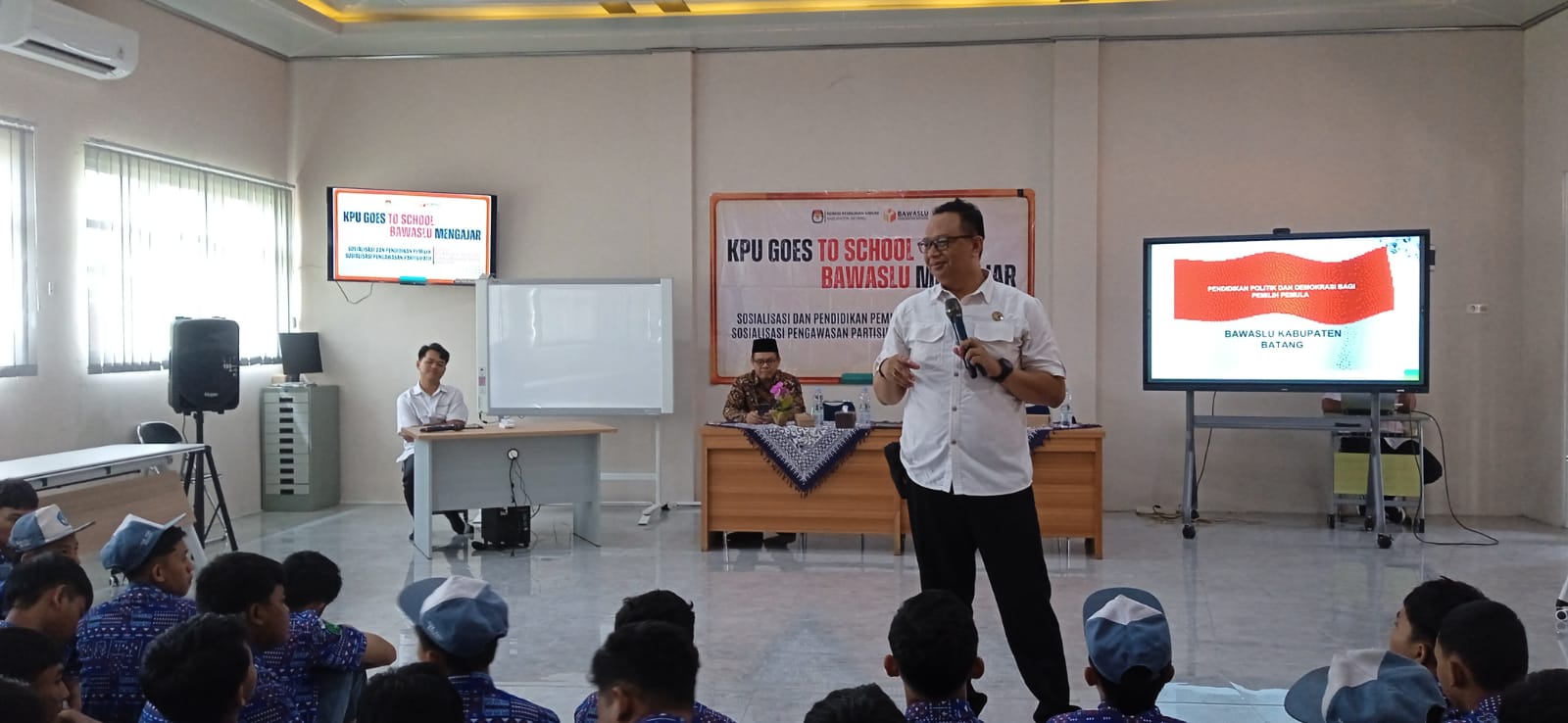 Melalui Bawaslu Mengajar, Bawaslu Kabupaten Batang Tanamkan Semangat Demokrasi dan Integritas kepada Pelajar SMK PGRI Batang