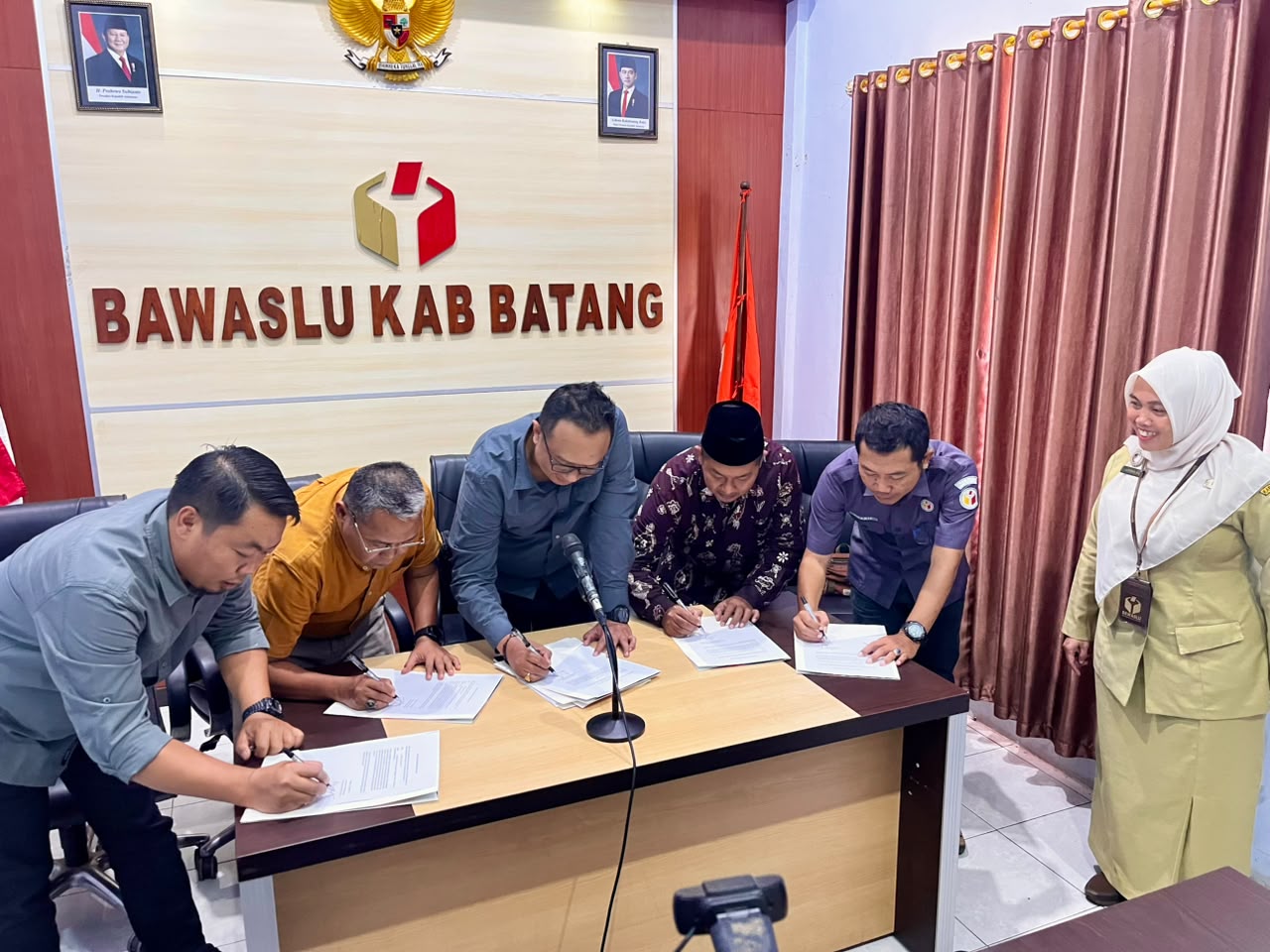 Lima Anggota Bawaslu Batang Tandatangani IKU, Teguhkan Komitmen Kinerja
