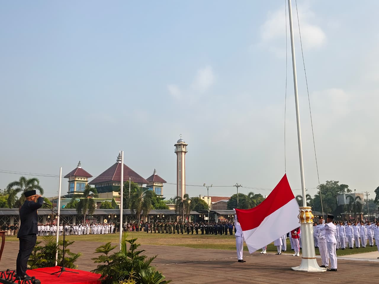 Tingkatkan Semangat Kebangsaan, Ketua Bawaslu Batang Mabrur Hadiri Upacara HUT Ke-81 RI di Alun-Alun Batang