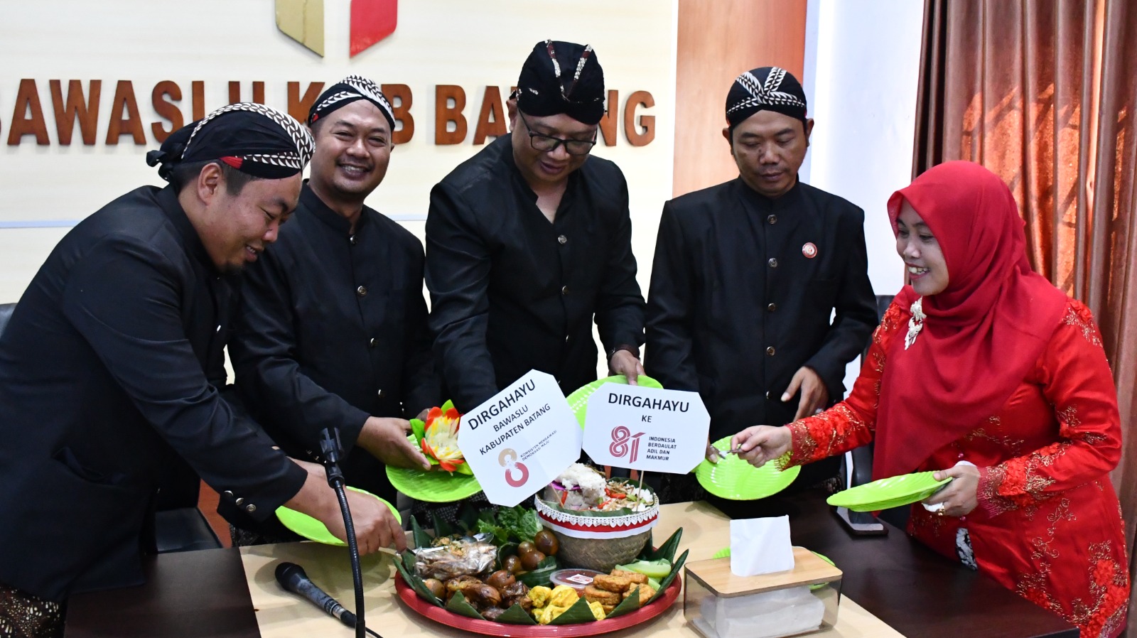 Rayakan HUT RI ke-81 dan HUT Bawaslu ke-8, Bawaslu Batang Gelar Syukuran Bersama