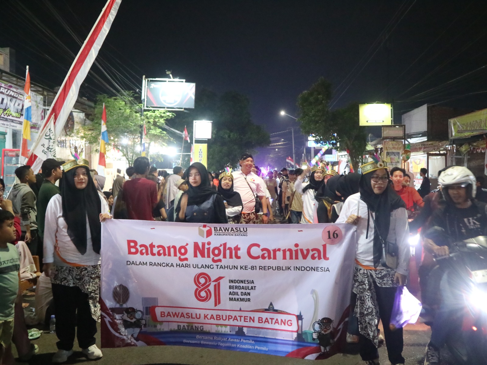 Bawaslu Batang Meriahkan Batang Night Carnival dengan Suguhan Kesenian Tongprek