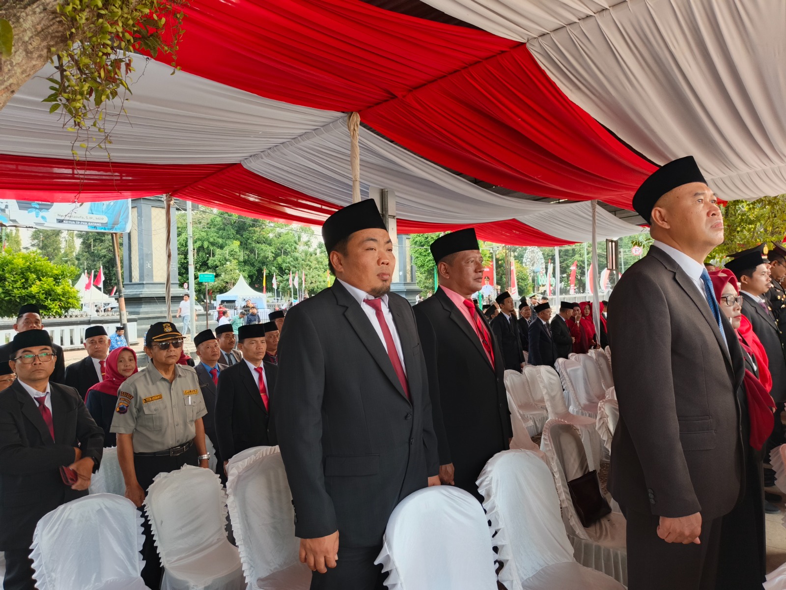 Bawaslu Batang Hadiri Upacara Penurunan Bendera Merah Putih HUT ke-81 Kemerdekaan RI