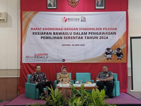 Ketua Bawaslu Batang dan PJ. Bupati Batang dalam kegiatan Rakor bersama Stakeholder