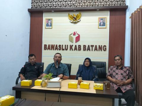 Tingkatkan SDM Menulis Buku, Bawaslu Batang Gelar Bimtek