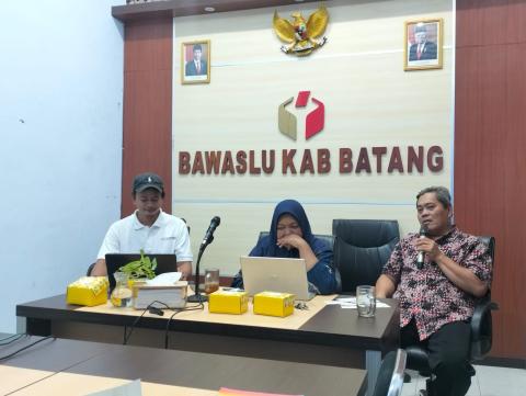 Tingkatkan SDM Menulis Buku, Bawaslu Batang Gelar Bimtek