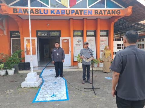 Apel Senin Pagi, Slamet Muarif Ajak Jajaran Bawaslu Batang Perkuat Budaya Literasi