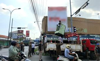 Kembali, Bersama Tim Gabungan, Bawaslu Batang Tertibkan APK Melanggar