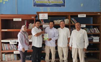 Tambah Literasi Demokrasi, Bawaslu Batang Serahkan Buku “Asa Dari Desa” untuk Perpus Gembara Kembar