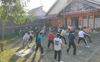 Bawaslu Kabupaten Batang Gelar Olahraga Pagi dan Aksi Bersih-Bersih Kantor
