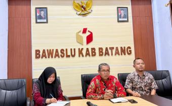 Menguatkan Literasi, Bawaslu Batang Ikuti Zoom Meeting "Pengawas Penulis"