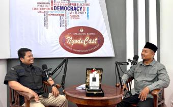 Bawaslu Batang Ajak Masyarakat Kawal Akurasi Data Pemilih Lewat Podcast “Ngode Cast” 