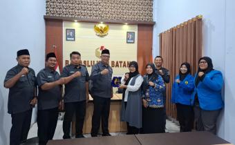 Bawaslu Batang Lepas Dua Mahasiswa Magang Universitas Pekalongan