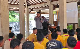 Pramuka Jadi Garda Terdepan, Bawaslu Batang Bekali Anggota Pramuka SMK N 1 Kandeman Jadi Pengawas Pemilu Berintergritas