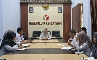 Sinkronisasi Agenda Kegiatan, Sekretariat Bawaslu Kabupaten Batang Gelar Rapat Staf