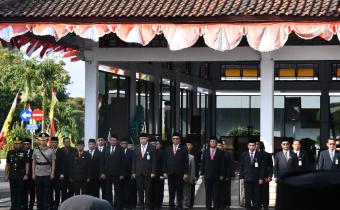 Sinergi Demokrasi: Bawaslu Batang Hadiri Upacara Hari Otonomi Daerah ke-30