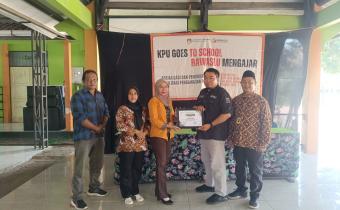 Bawaslu dan KPU Batang Edukasi Pelajar SMAN 2 Batang tentang Demokrasi dan Pemilu