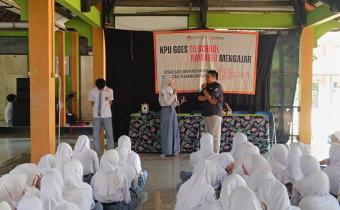 Bawaslu Mengajar di SMK Negeri 2 Batang, Sosialisasikan Pengawasan PDPB dan Buka Posko Aduan Data Pemilih